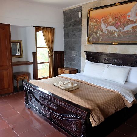 Puri Nusa Beach Hotel Batumadeg Ngoại thất bức ảnh