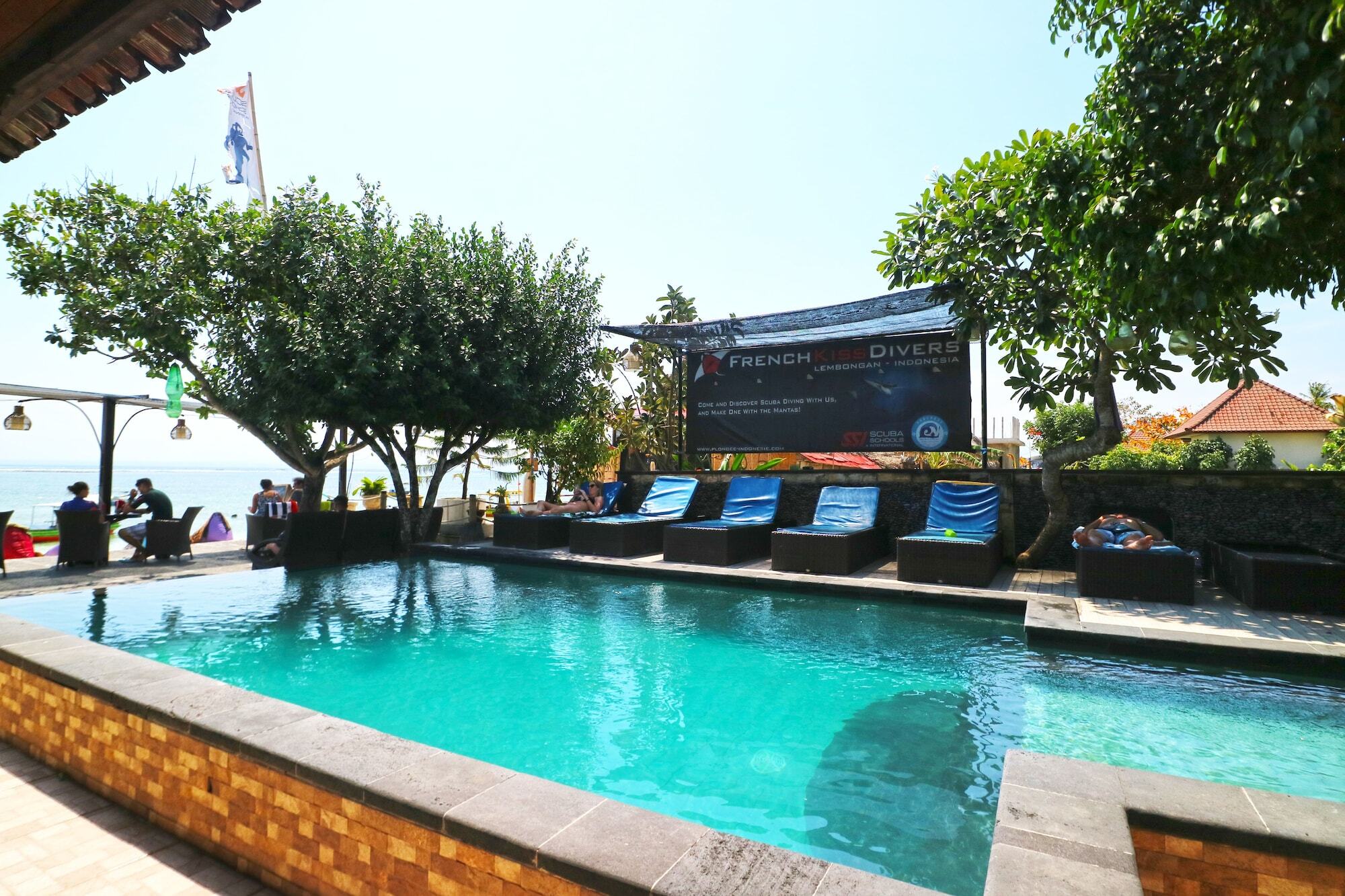 Puri Nusa Beach Hotel Batumadeg Ngoại thất bức ảnh